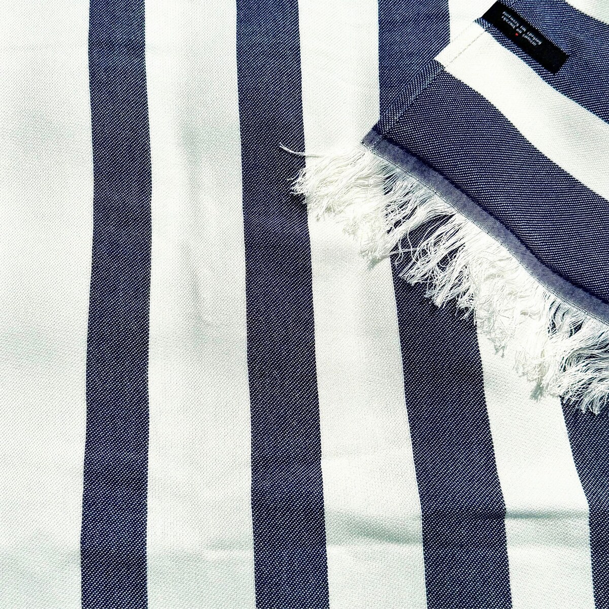 Ręcznik plażowy bambusowy 70x150 cm wzór w pasy paski biało niebieskie morski szybkoschnący z frędzlami cienki