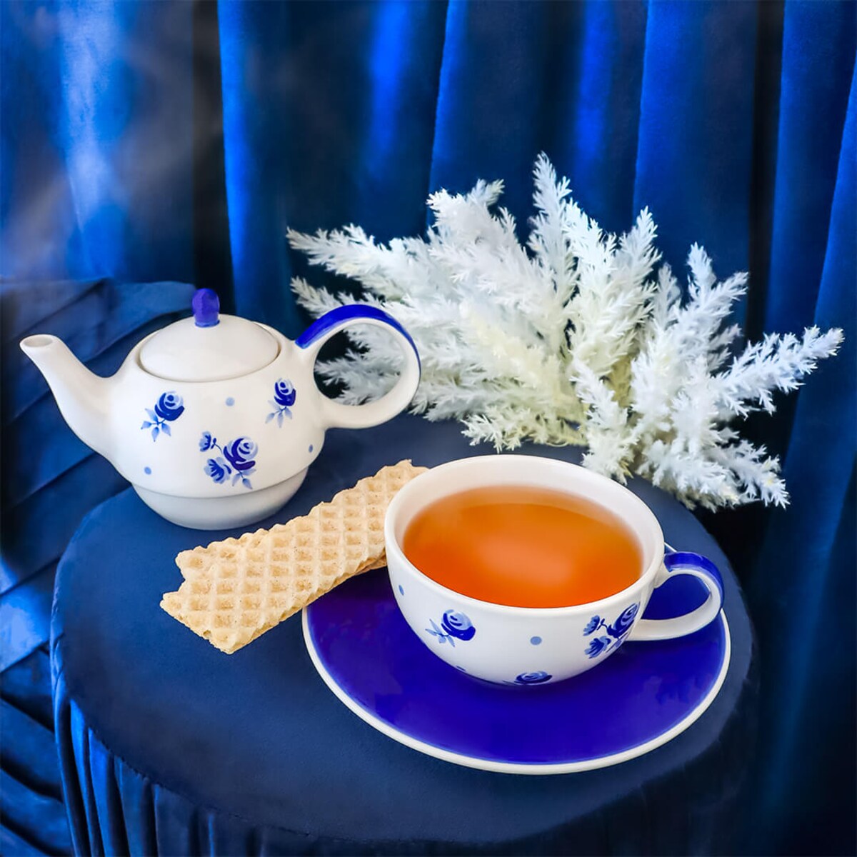 Gotowy zestaw prezentowy Filiżanka z dzbankiem z motywem szafirowych pąków prezent upominek dla babci kobiety mamy koleżanki żony dziewczyny narzeczonej