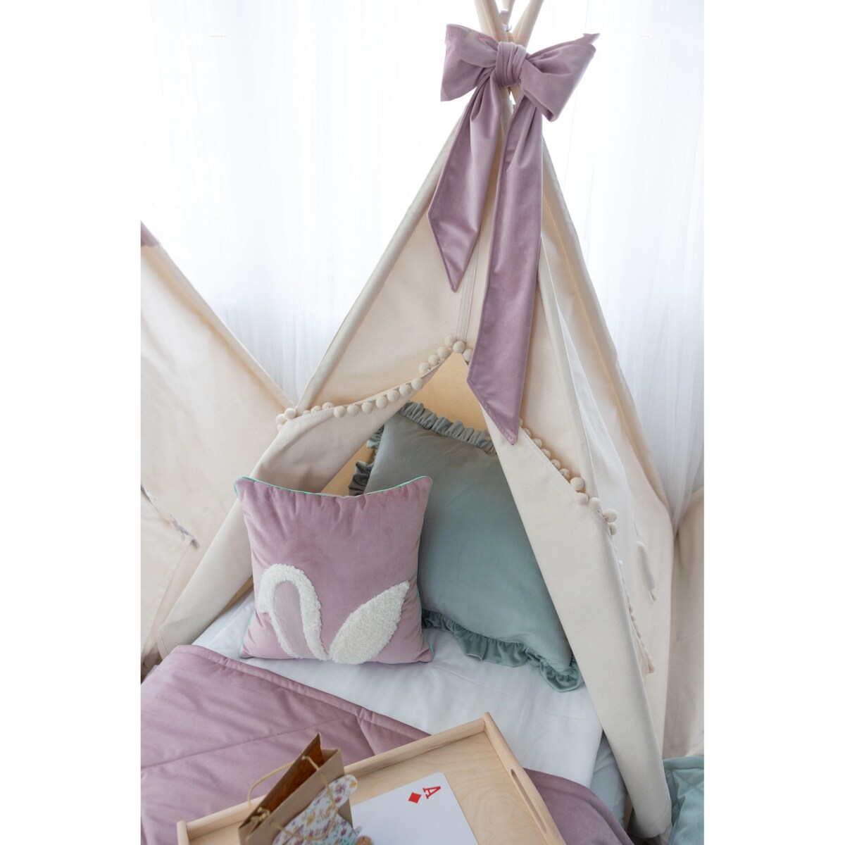 Różowa poduszka z velvetu z aplikacją króliczych uszu