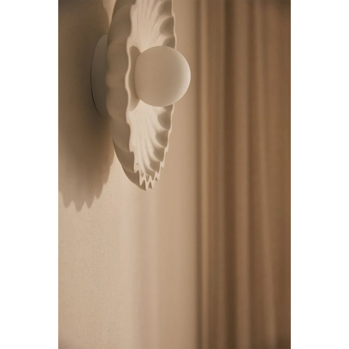 Kinkiet, lampa ścienna z betonu z kulą szklaną Sery