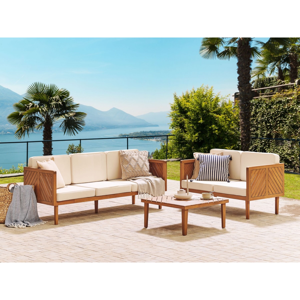 Sofa trzyosobowa z drewna akacjowego z białymi poduszkami BARATTI