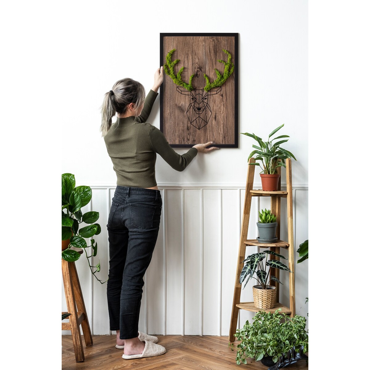 Obraz Głowa jelenia na drewnianym tle - mech chrobotek w czarnej ramie 40x60cm