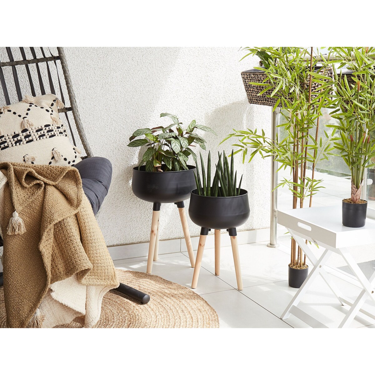 Doniczka na stojaku metalowa 30 x 30 x 47 cm czarna z jasnym drewnem AGROS