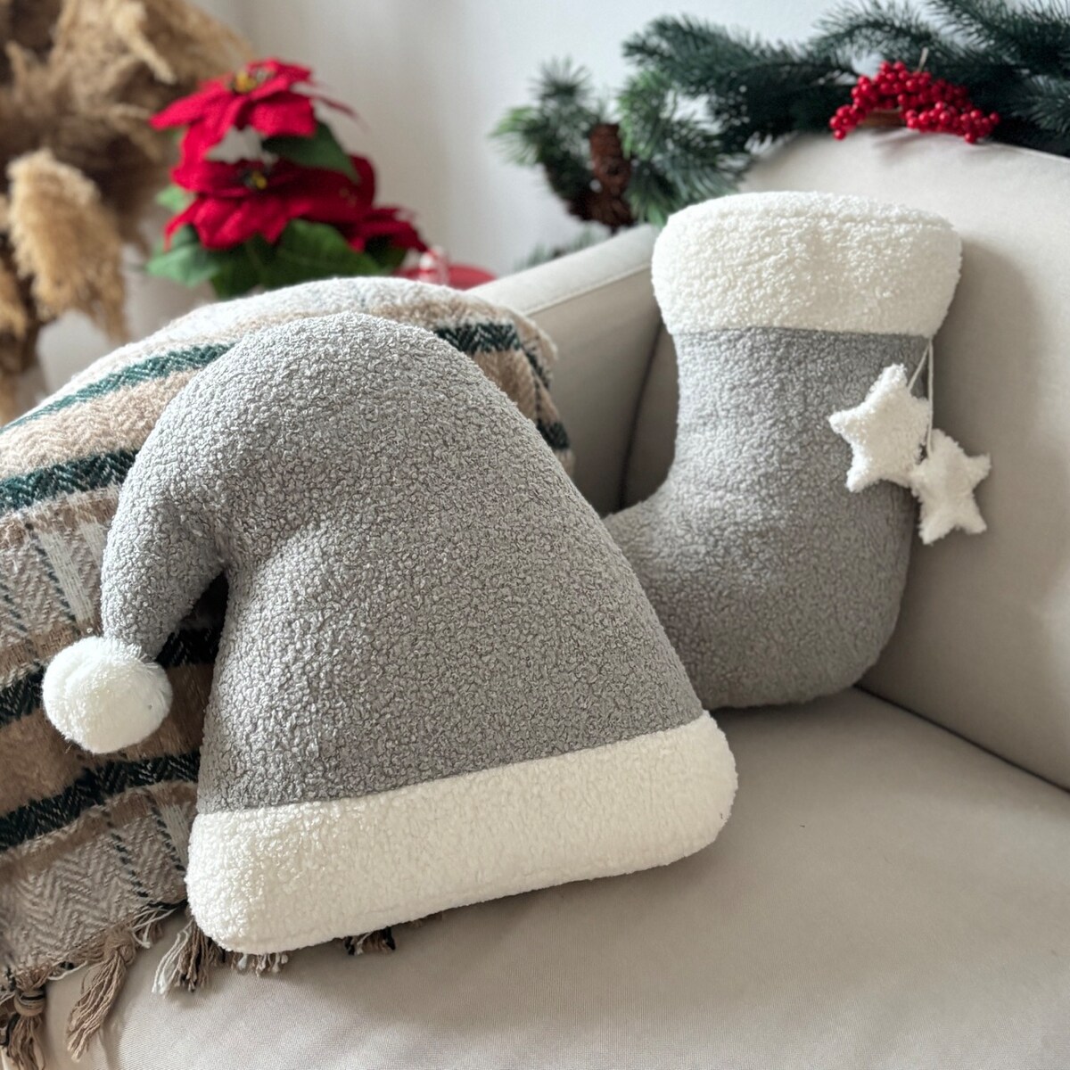 Poduszka w kształcie czapki Mikołaja szara boucle