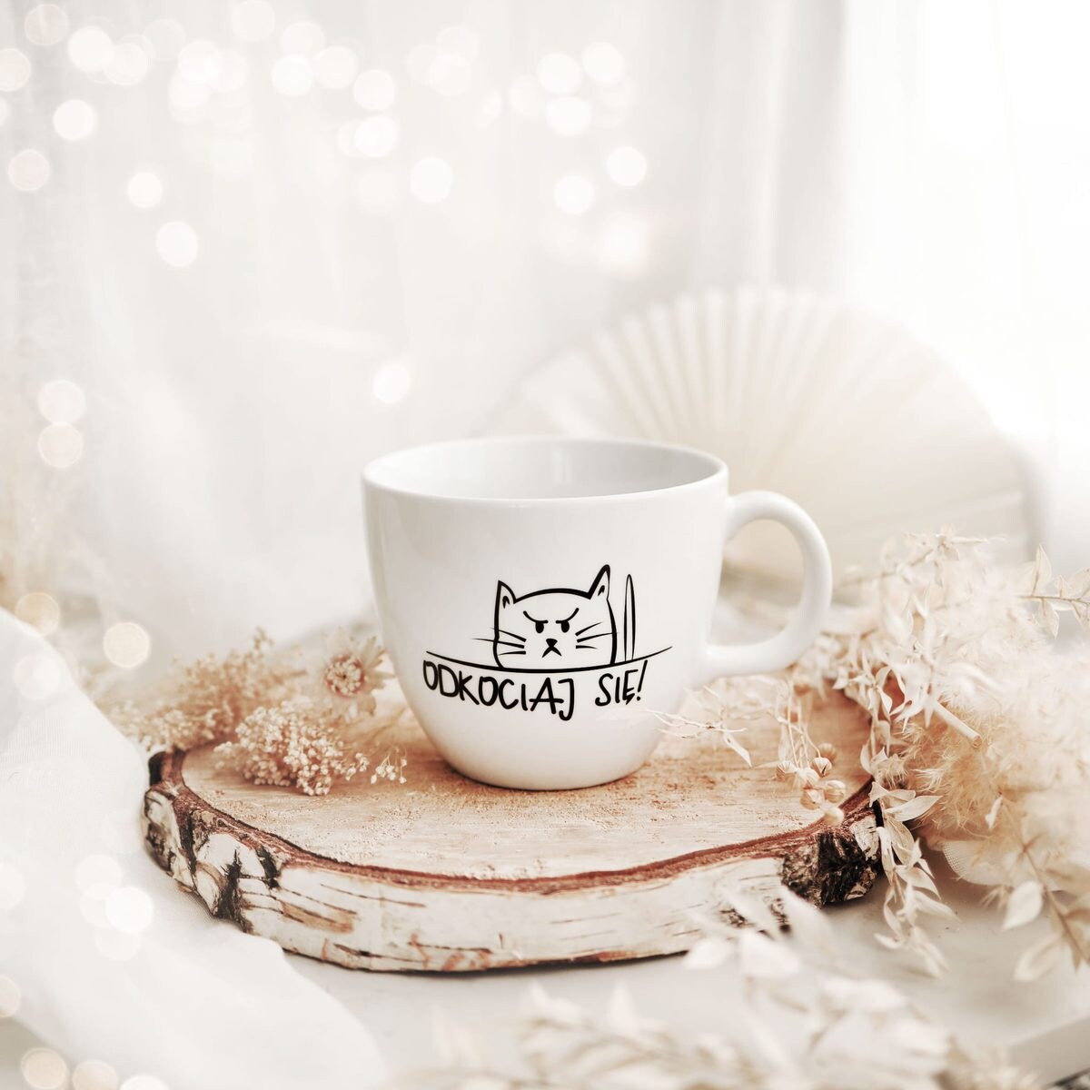 Biały kubek porcelanowy 1 litr - zabawny napis odkociaj się dla miłośnika kotów na urodziny