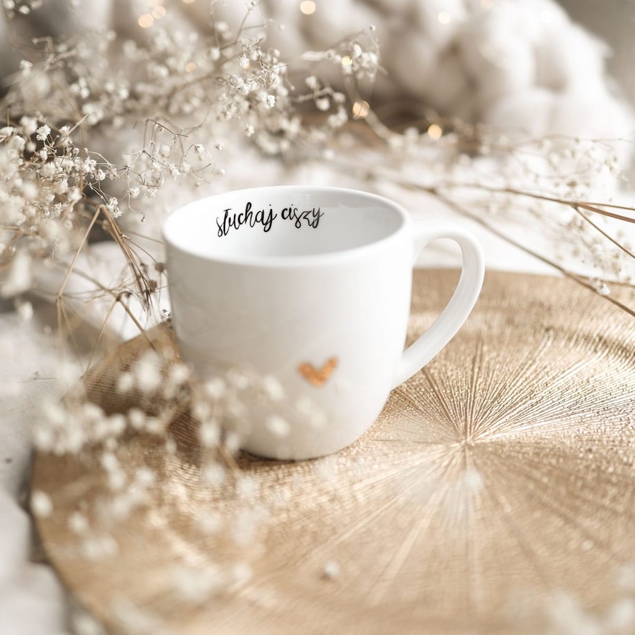 Biały kubek porcelanowy 300 ml ze złotym sercem i napisem „Słuchaj ciszy" wewnątrz - prezent na urodziny, Dzień Matki, Dzień Kobiet