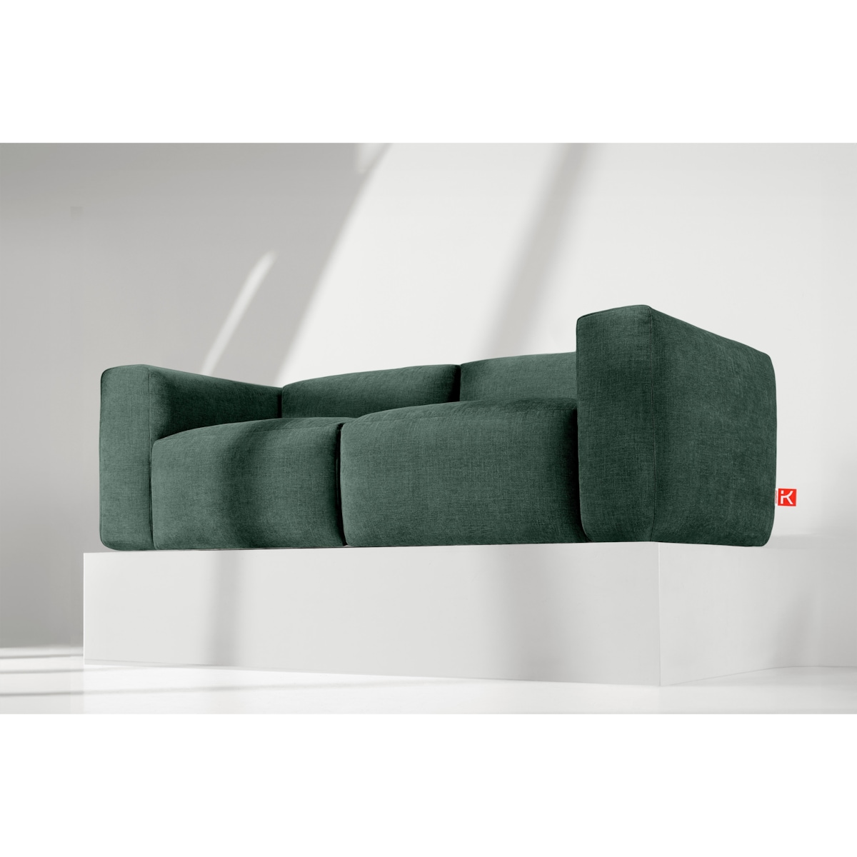 KONSIMO BUFFO 2,5-osobowa sofa z niezwykle miękkim i wygodnym siedziskiem, kolor morski