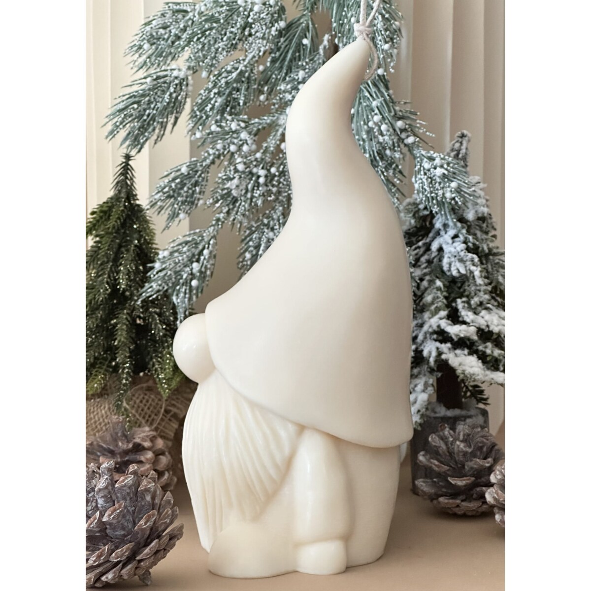 Świąteczny skrzat XXL z wosku sojowego – bezzapachowa świeca dekoracyjna