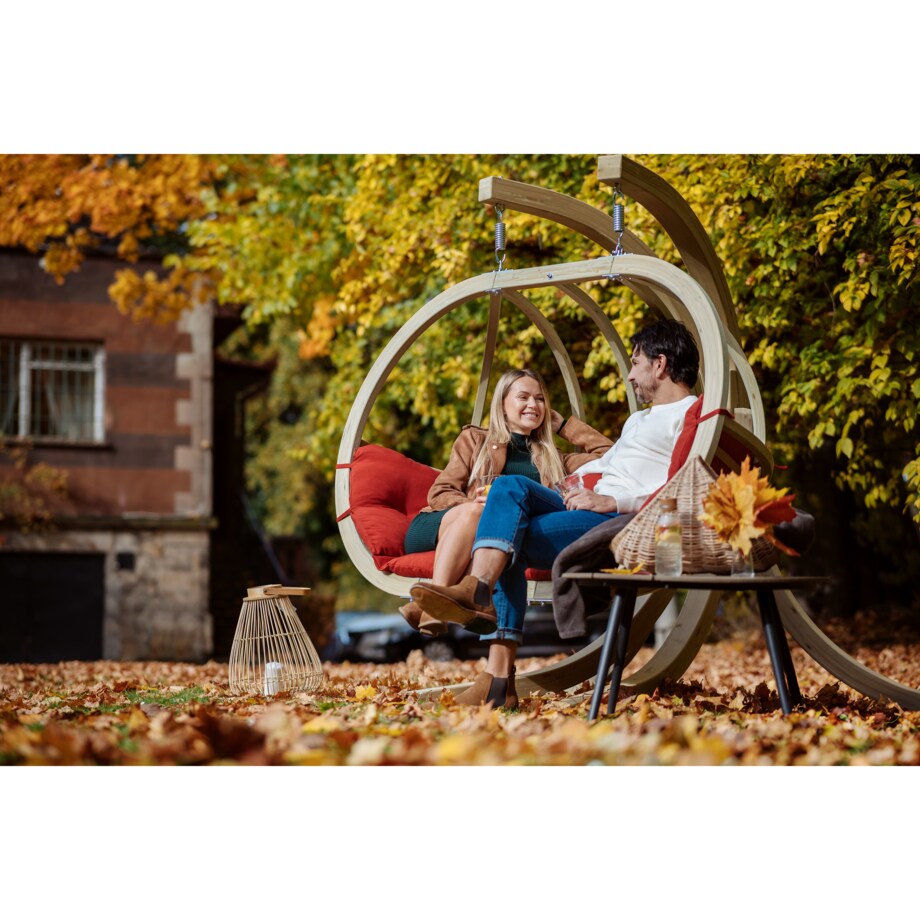 KONSIMO CALLISTO Czerwony wiszący drewniany fotel ogrodowy dla dwóch osób
