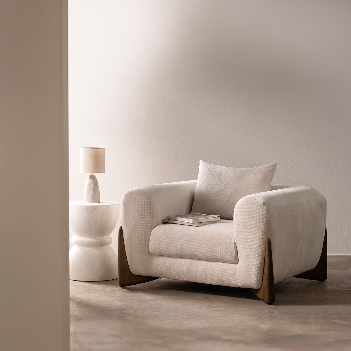 Fotel wypoczynkowy, jasnobeżowy, drewno kauczukowe, orzech