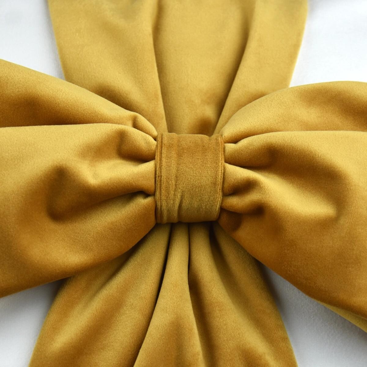 Poduszka VELVET VE2215 | Musztardowa kokarda 40 x 40 cm