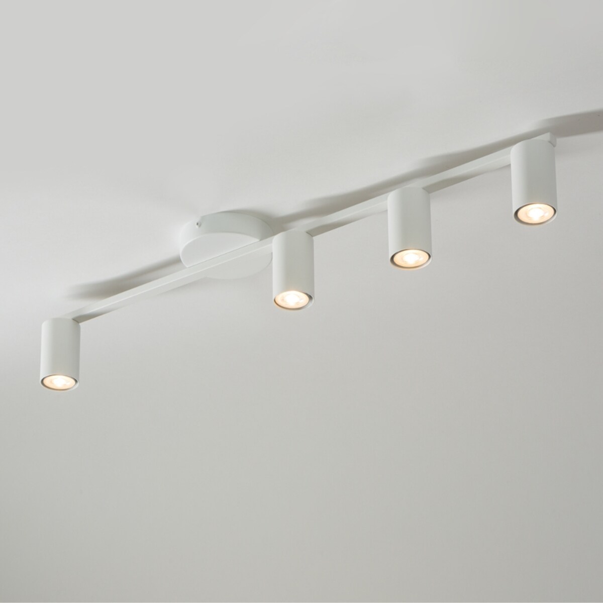 Natynkowa lampa sufitowa Sky metalowe tuby do pokoju białe