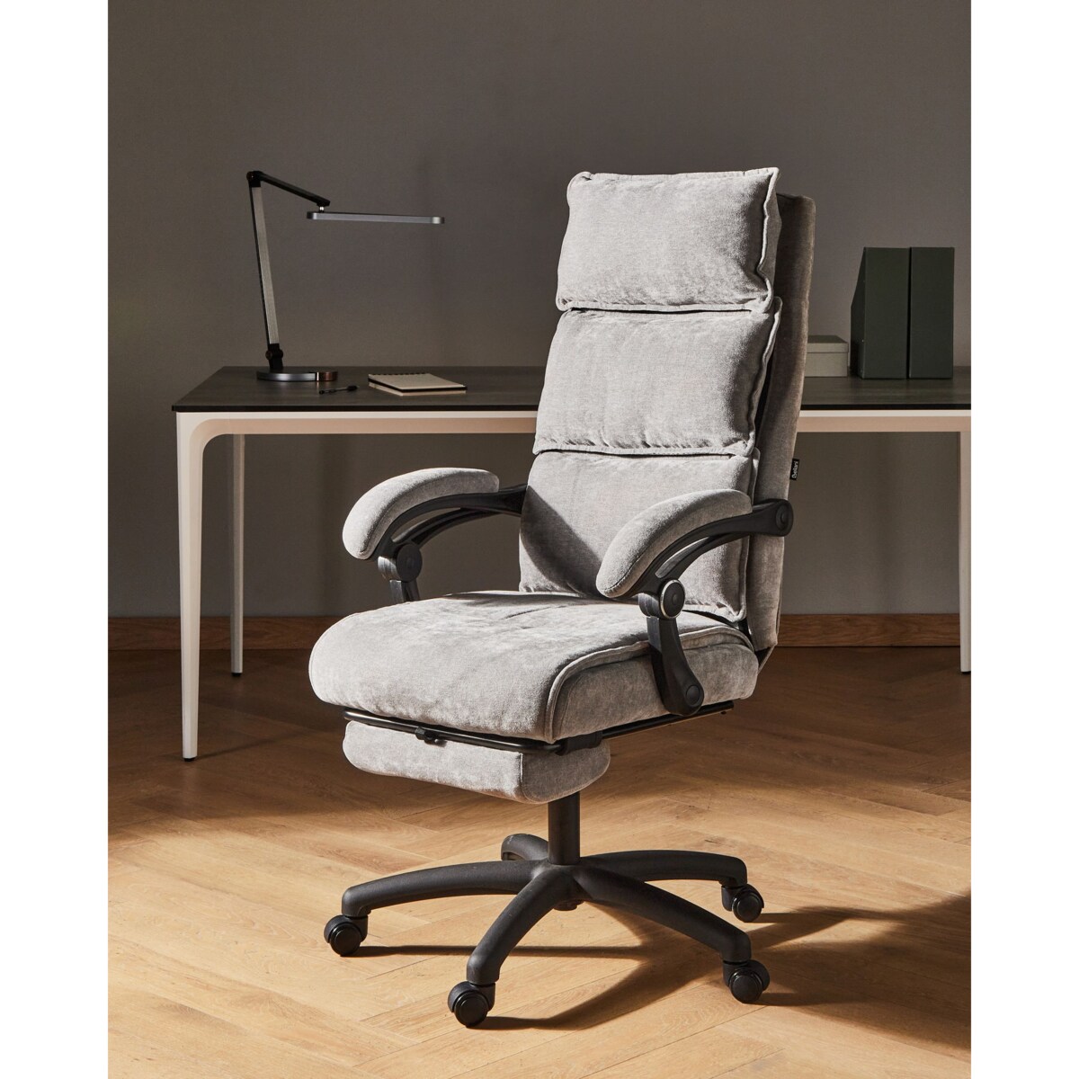 Fotel biurowy Z wysuwanym podnóżkiem EATON Szenil Szary