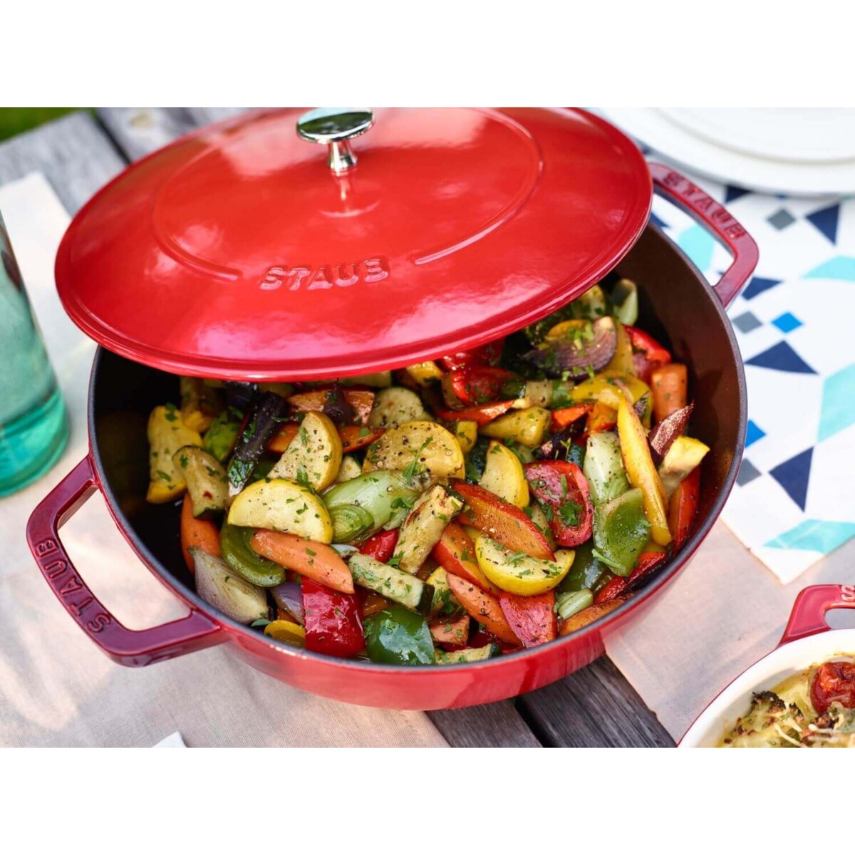 STAUB Żeliwna patelnia do duszenia z pokrywką 28 cm, czerwony