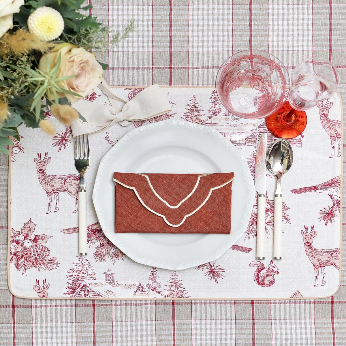 Poszewka dekoracyjna w stylu francuskim Toile de Jouy Red Forest – 45 × 45 cm