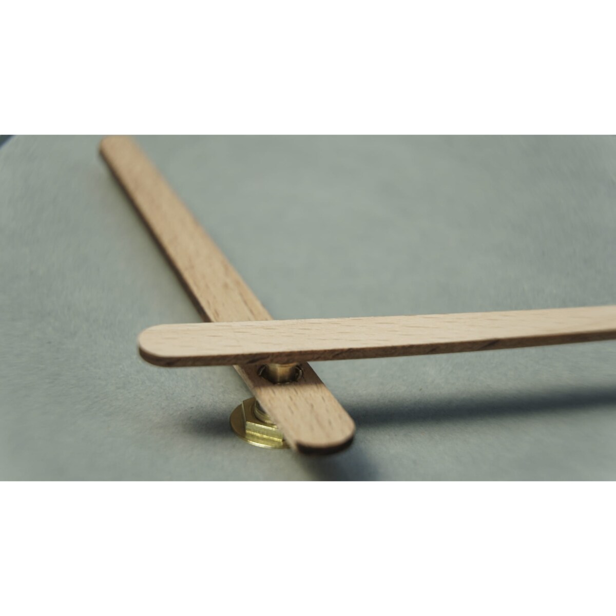 Nowoczesny zegar ścienny do salonu 3EKO 30cm szary