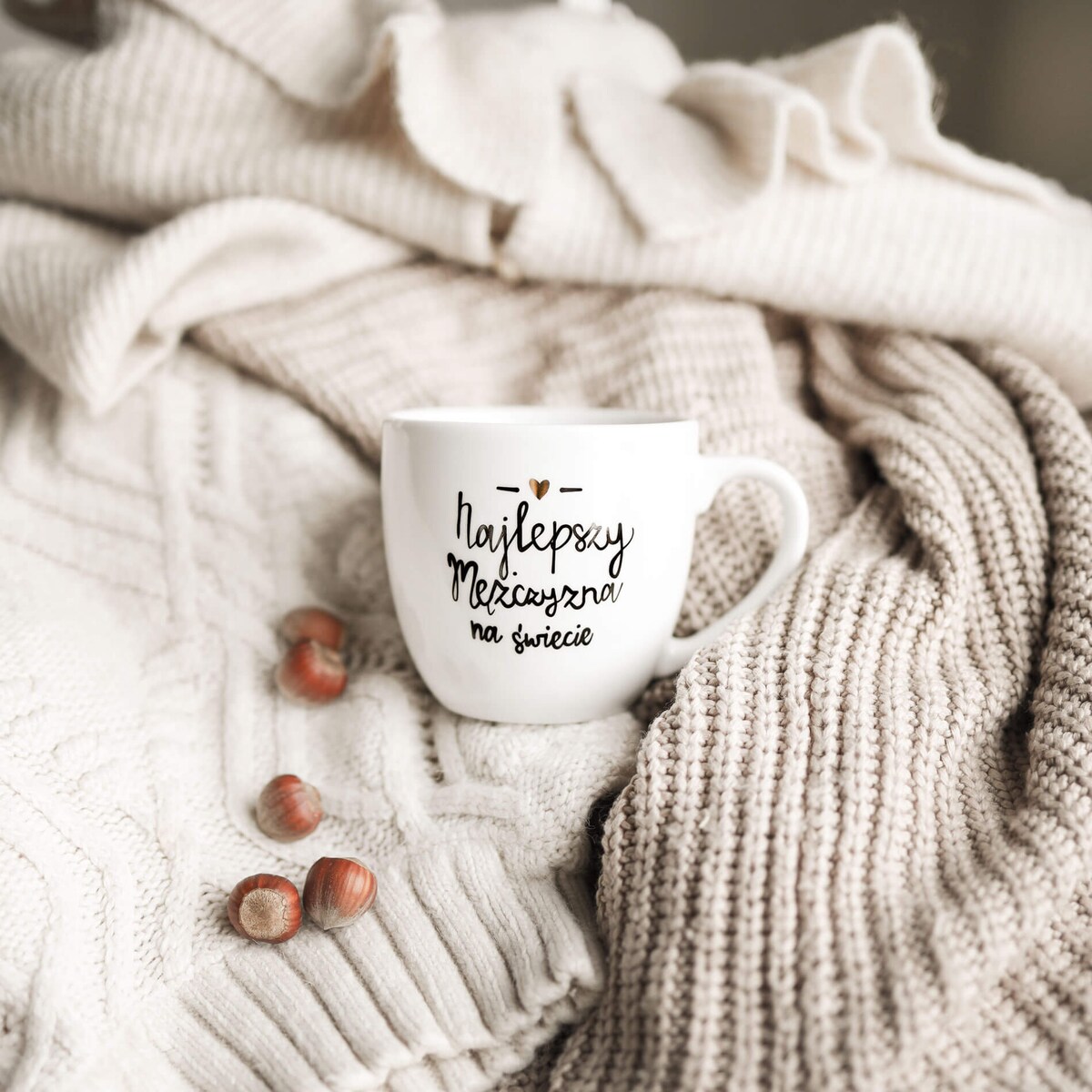 Biały kubek porcelanowy 300 ml - Złote serce i napis najlepszy mężczyzna na świecie na dzień mężczyzny dla mężczyzny