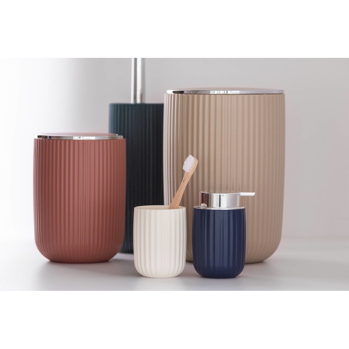 Kosz łazienkowy AGROPOLI z obrotową pokrywą, 5,5 L, WENKO