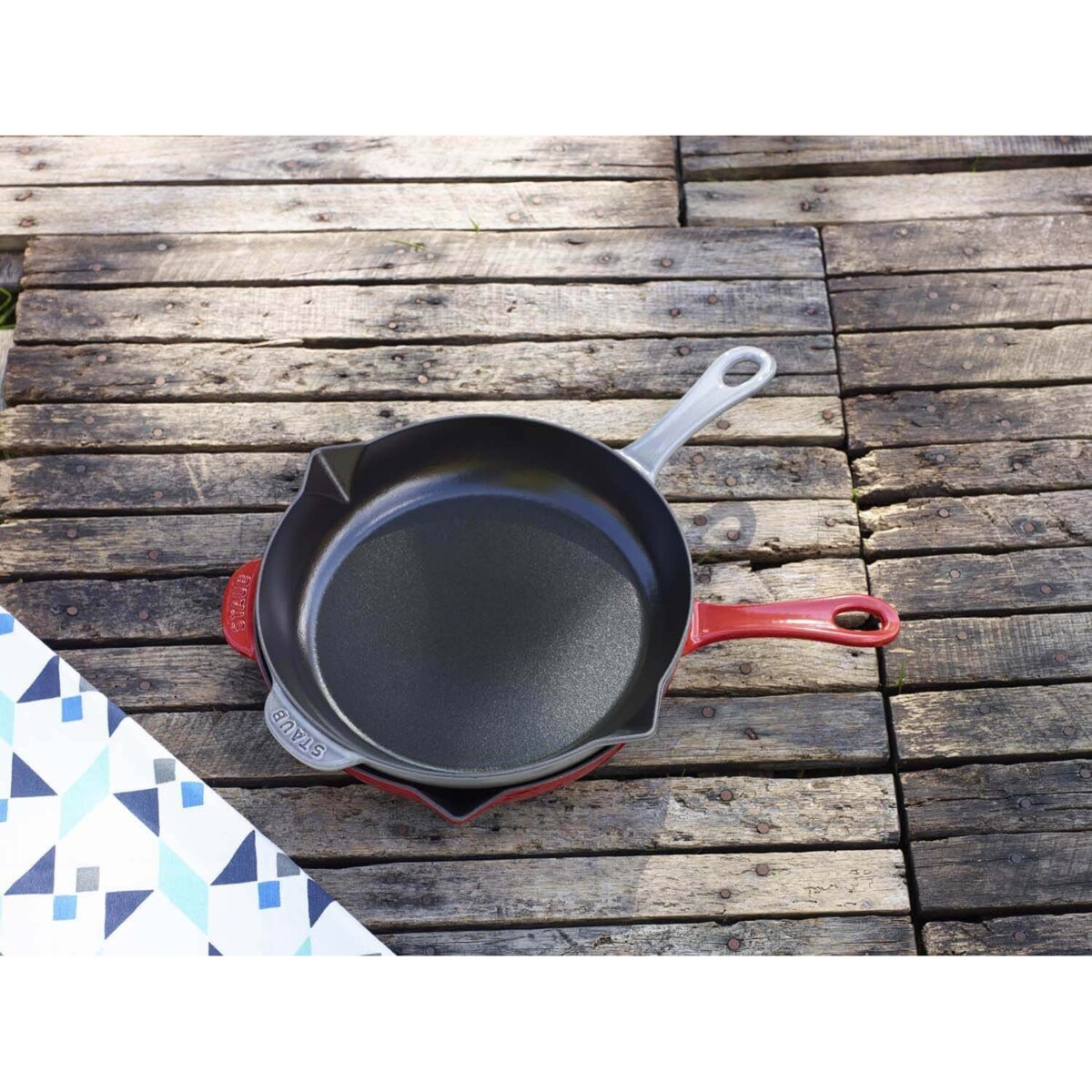 STAUB Patelnia żeliwna z metalowym uchwytem 26 cm, czarny