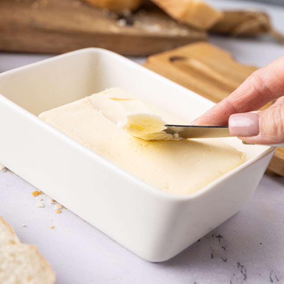 Porcelanowa maselniczka biała maselnica z nożykiem do masła pokrywka akacjowa KLAUSBERG