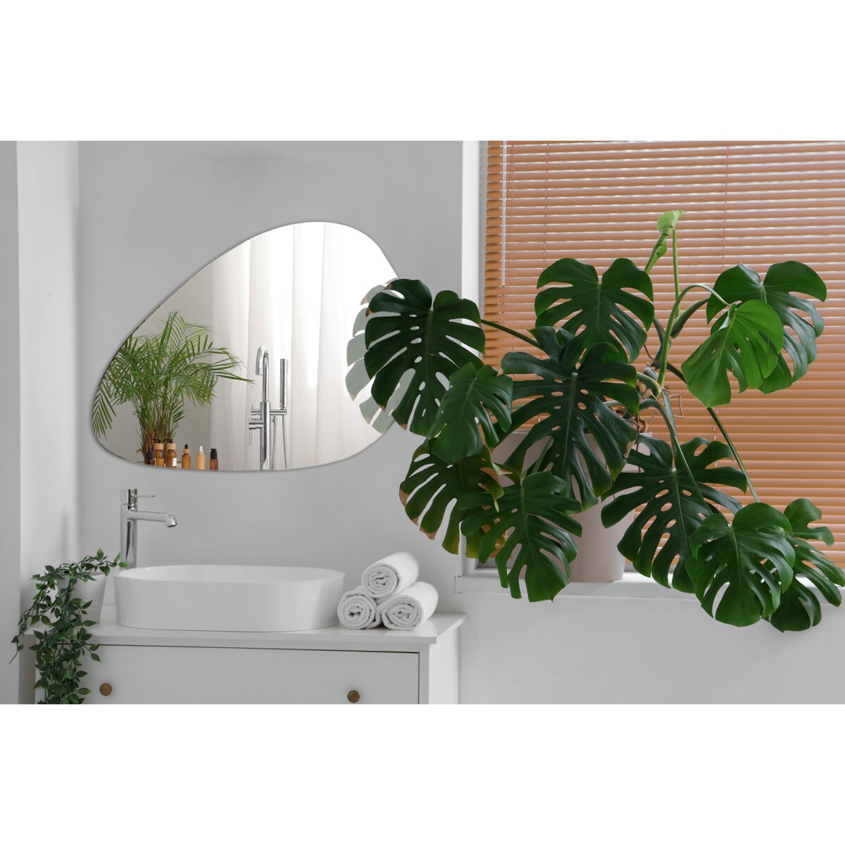 Lustro o organicznym kształcie 48,3x47,9 cm