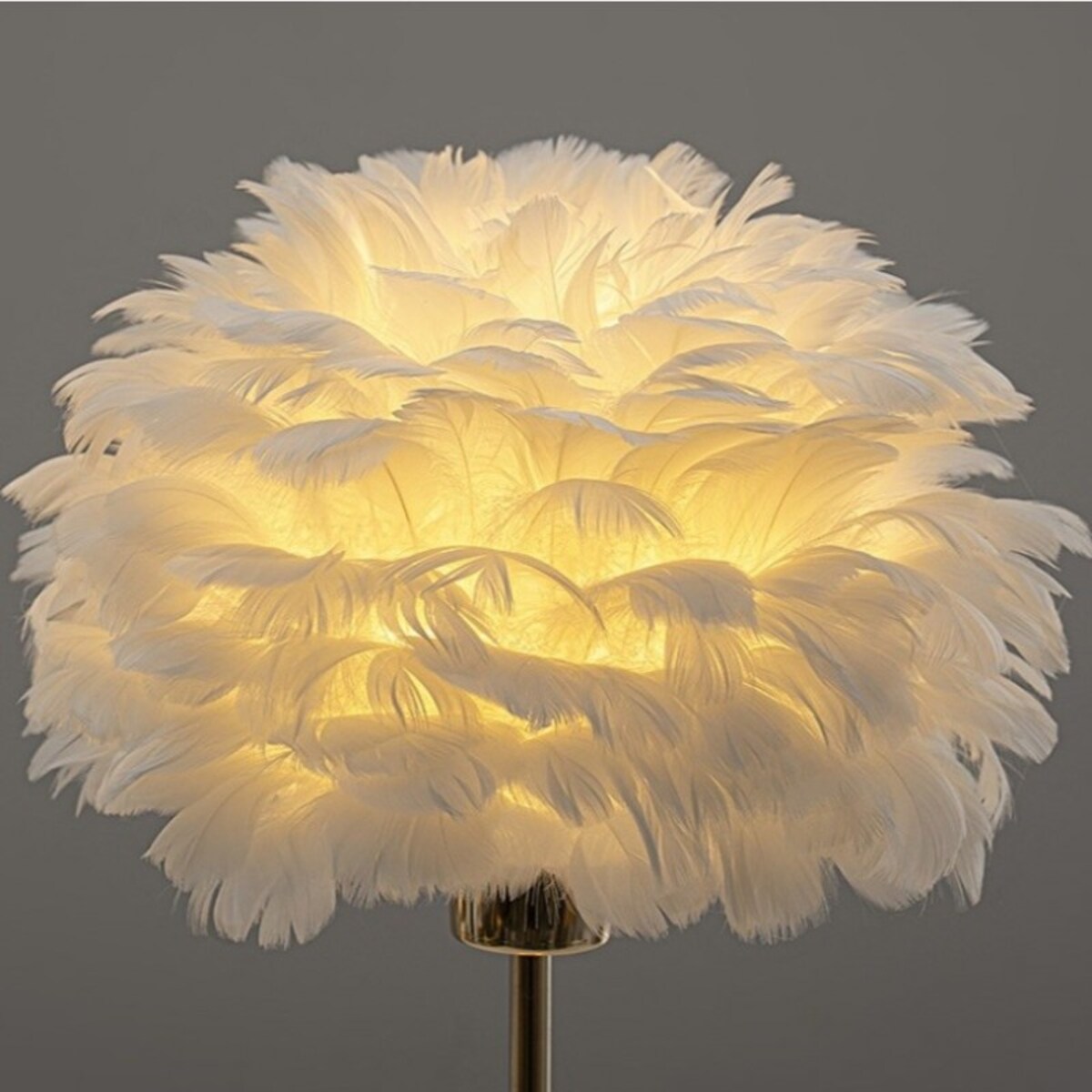 Elegancka lampa nocna stołowa z kloszem z białych piór ściemniacz 3 kolory świecenia USB OZD12
