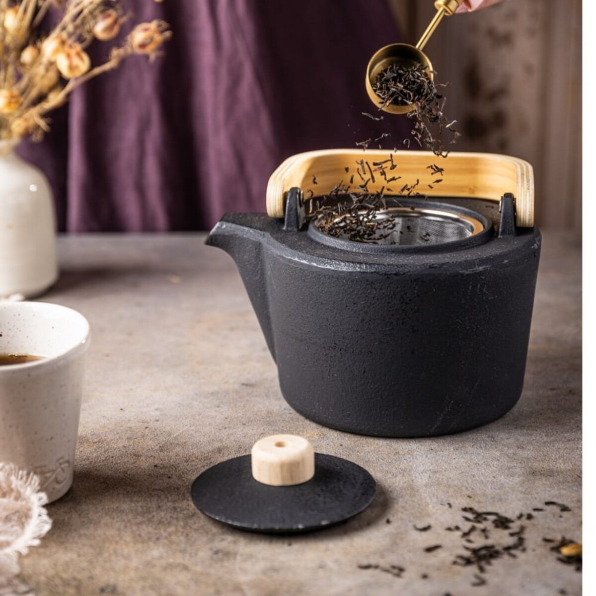 Czajniczek żeliwny Zaparzacz do herbaty z drewnianym uchwytem 1.3L KINGHOFF