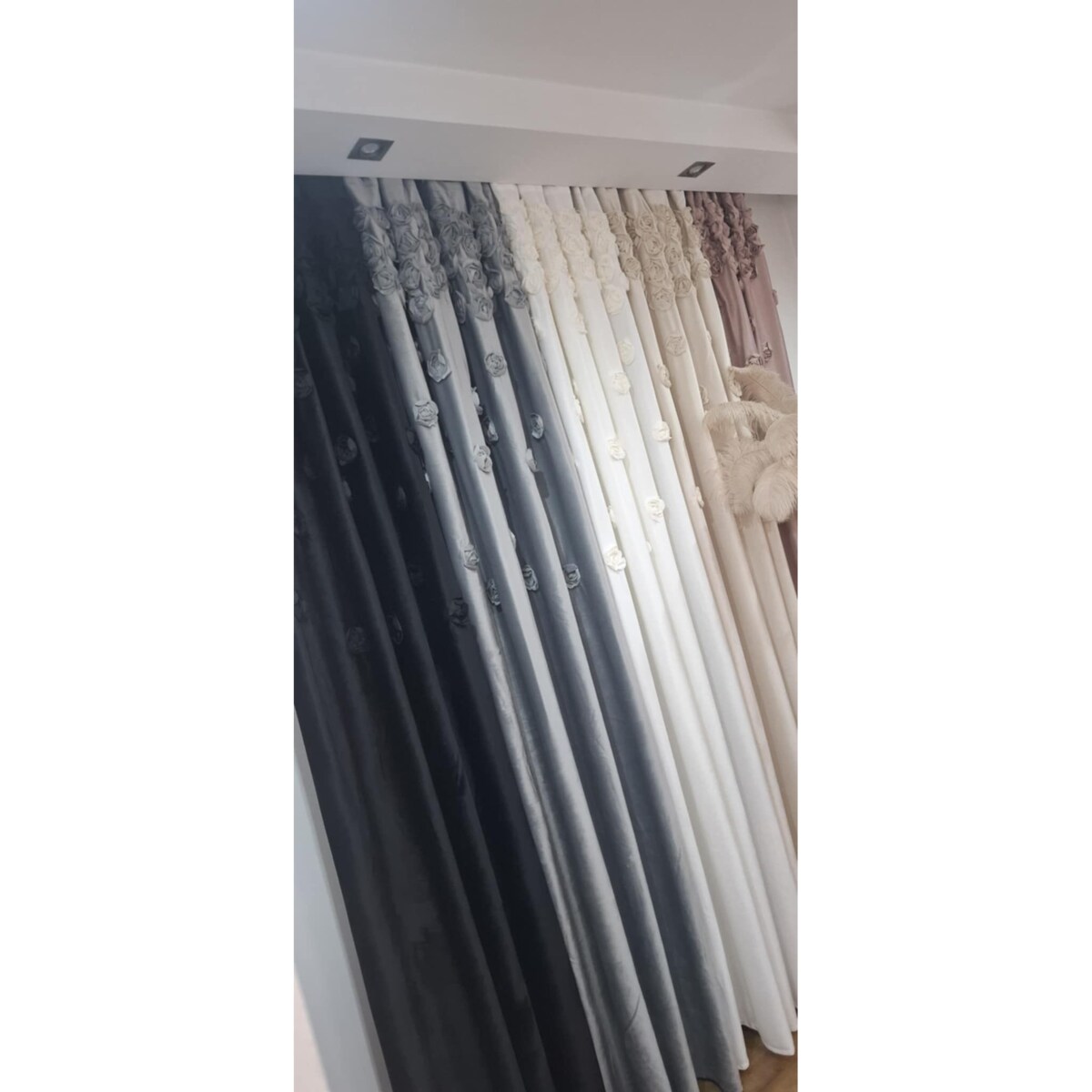 Zasłona welurowa "french roses" z wyszywanymi różami 140x270 cm taśma | czarny