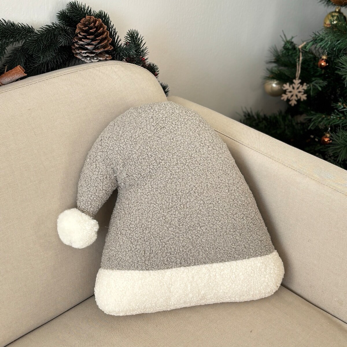 Poduszka w kształcie czapki Mikołaja szara boucle