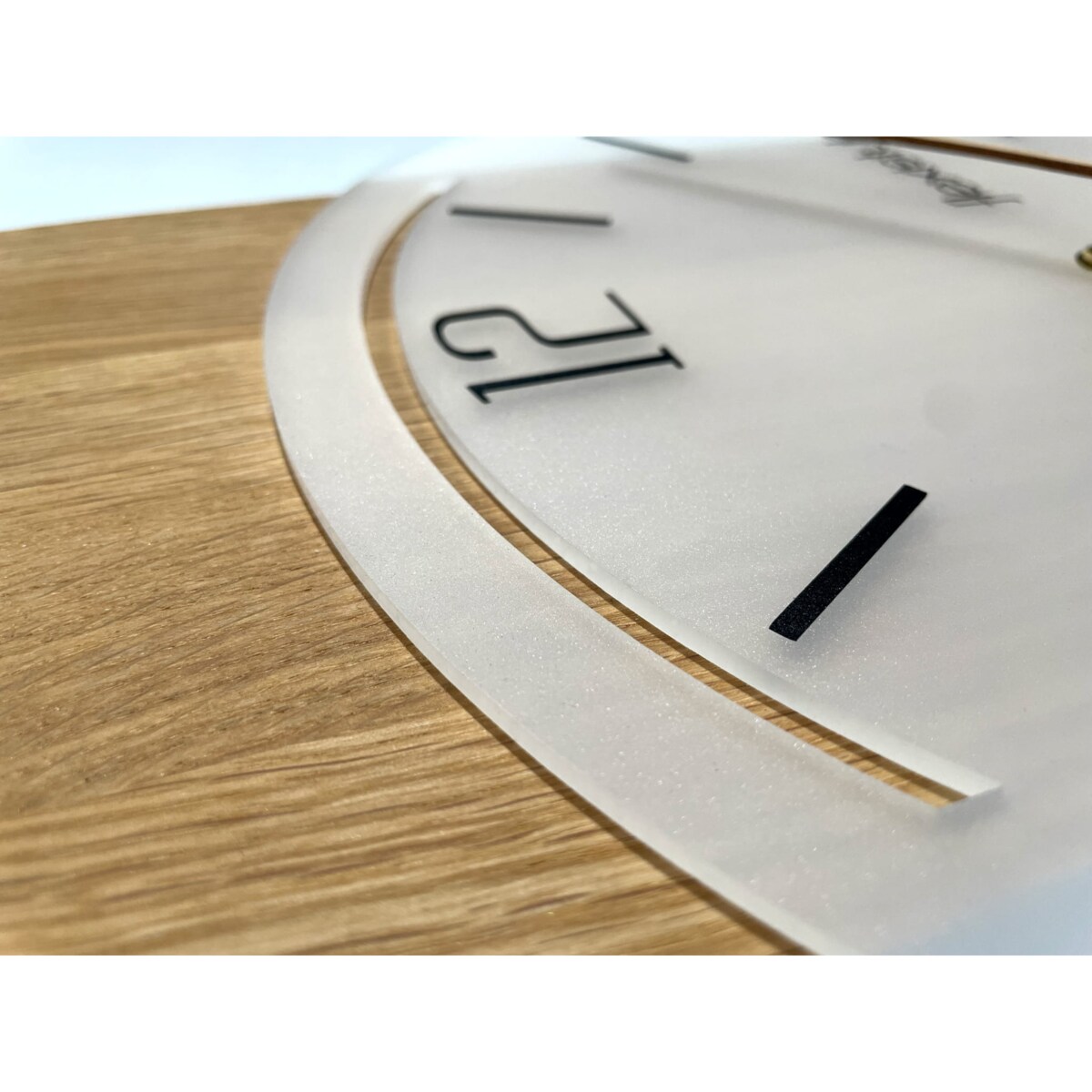 Drewniany zegar ścienny Geometric 40cm biały mrożony