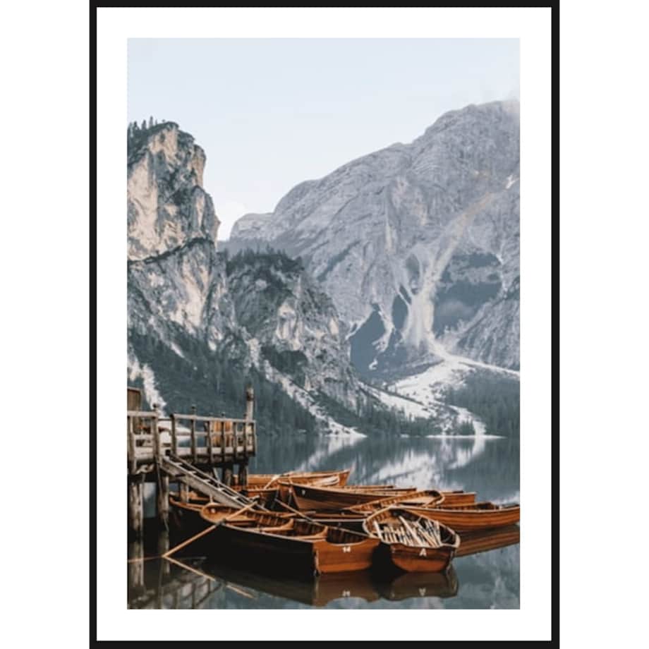 Poster Story, Plakat, Obraz - Łodzie na Górskim Jeziorze Lago Braies No2, wymiary 21 x 30 cm