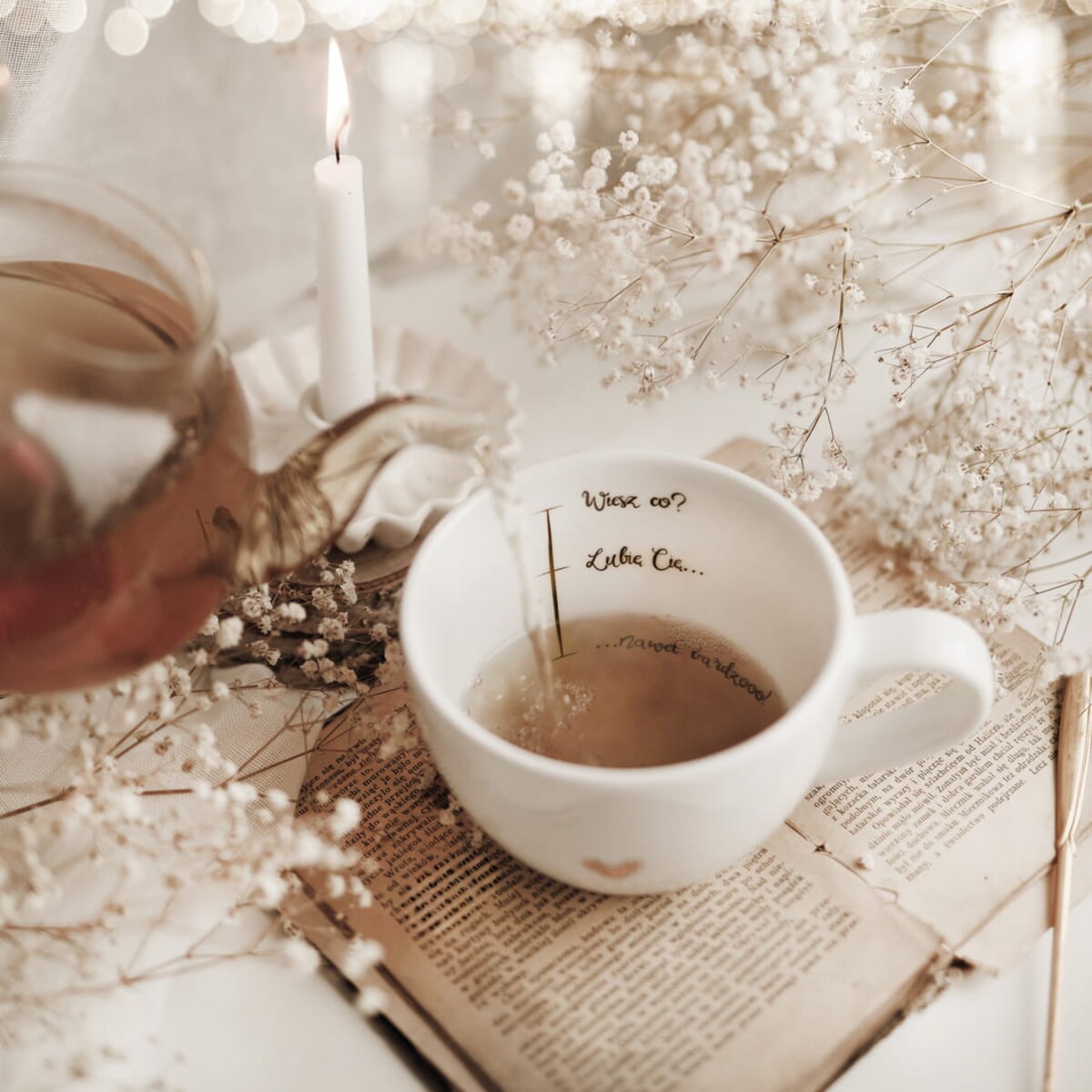 Biały kubek porcelanowy 500 ml - motyw złotego serca z miarką i napisem lubię Cię dla bliskiej osoby na walentynki