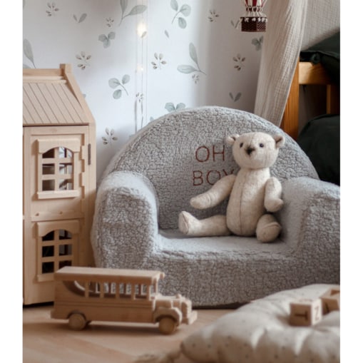 Futrzany fotelik dla dziecka z haftowanym imieniem szary