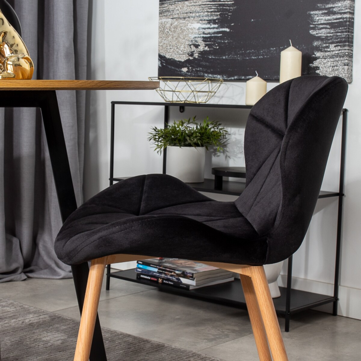 Krzesło tapicerowane czarne welurowe jasne nogi do salonu jadalni