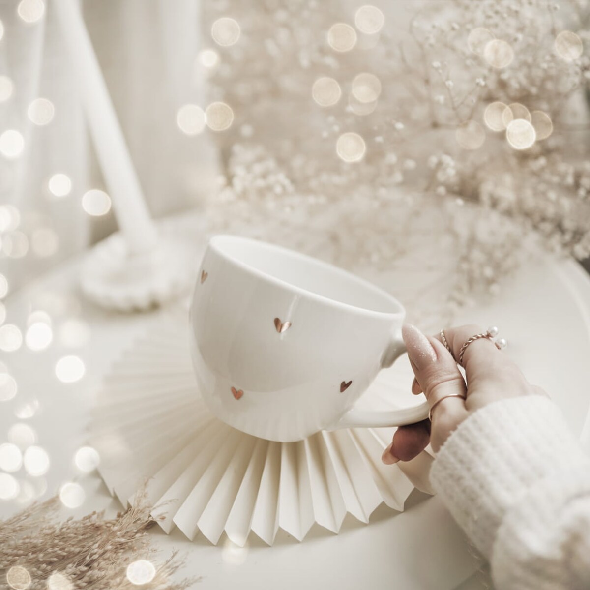 Biały kubek porcelanowy 500 ml - motyw złotych serduszek na walentynki dla niej