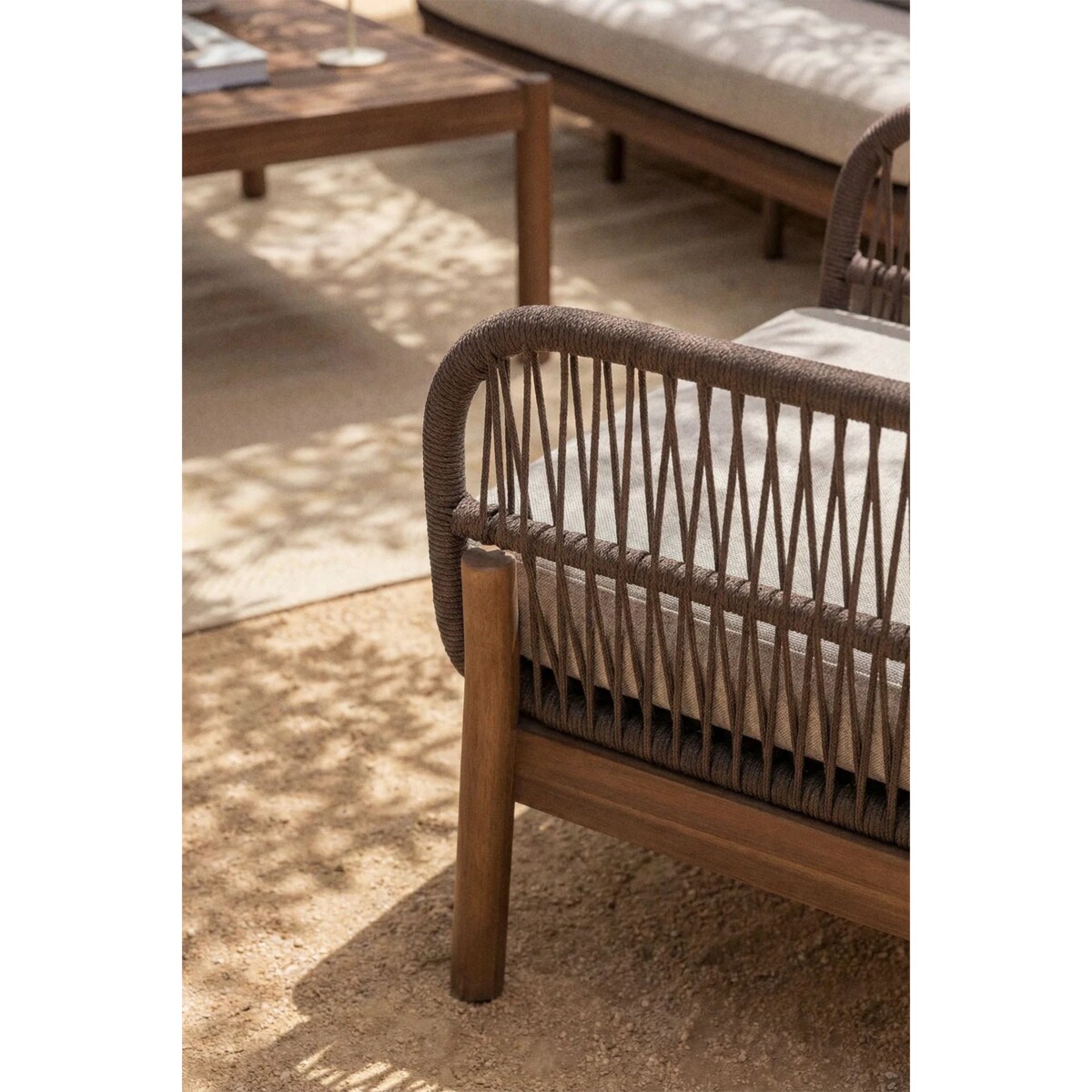 Zestaw ogrodowy: 3-osobowa sofa, 2 fotele, stolik kawowy, akacja i pleciona lina, Karvia