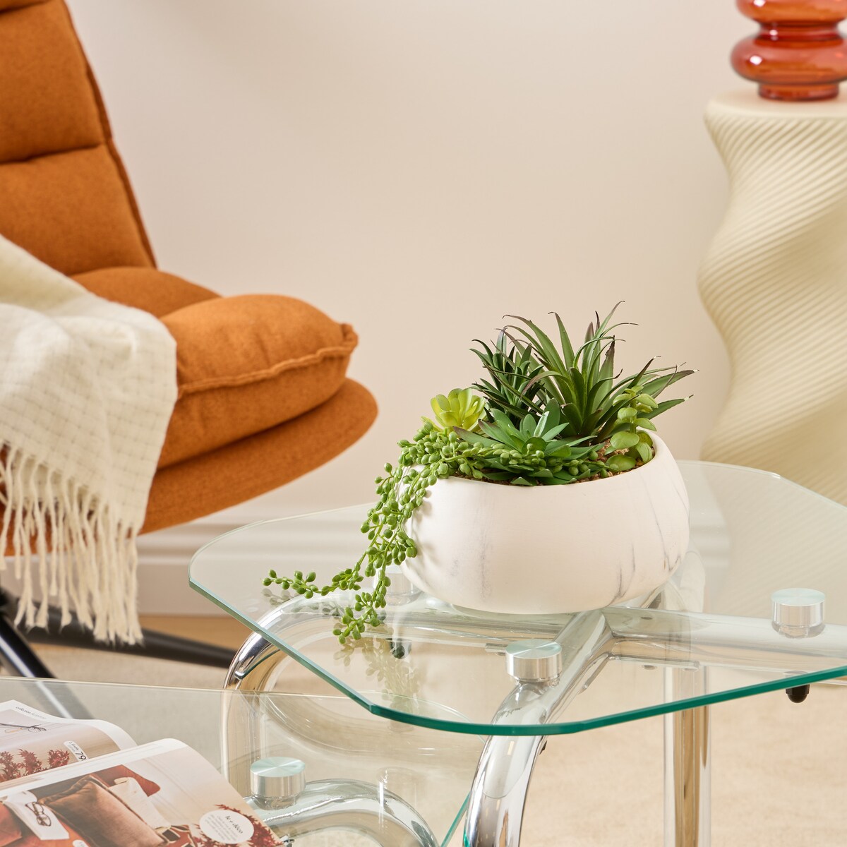 Sztuczne sukulenty w ceramicznej doniczce z marmurowym wzorem, wys. 18 cm