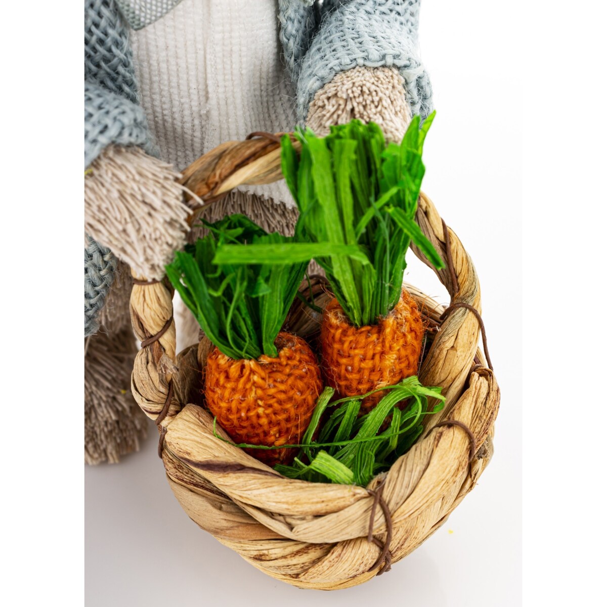 Dekoracja - króliczek z koszykiem marchewek 23,5x10x13 cm w niebieskim kubraczku