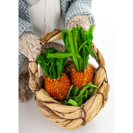 Dekoracja - króliczek z koszykiem marchewek 23,5x10x13 cm w niebieskim kubraczku