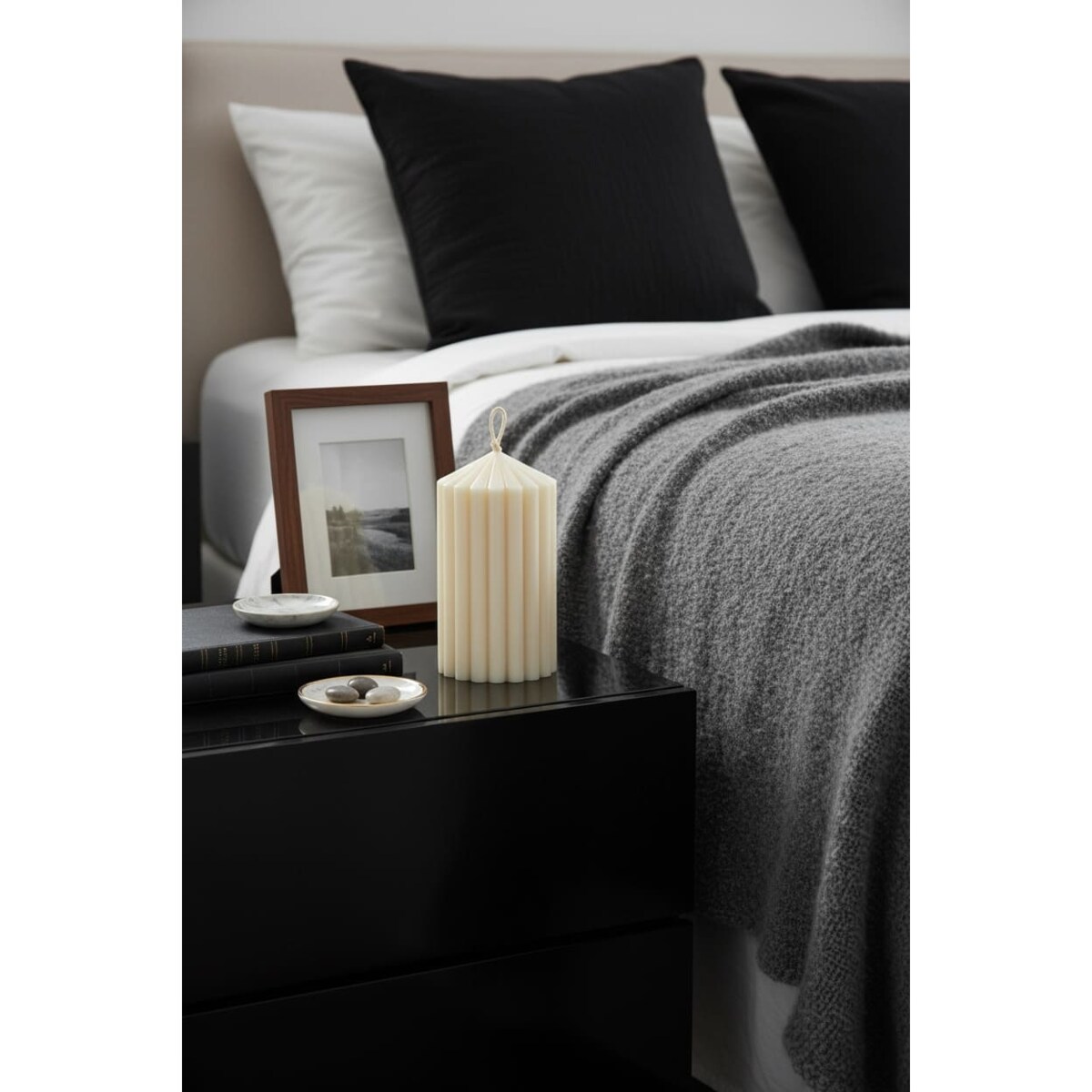 Świeca sojowa Pillar M – ręcznie wykonana dekoracja z naturalnego wosku o geometrycznej formie