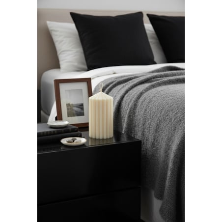 Świeca sojowa Pillar M – ręcznie wykonana dekoracja z naturalnego wosku o geometrycznej formie