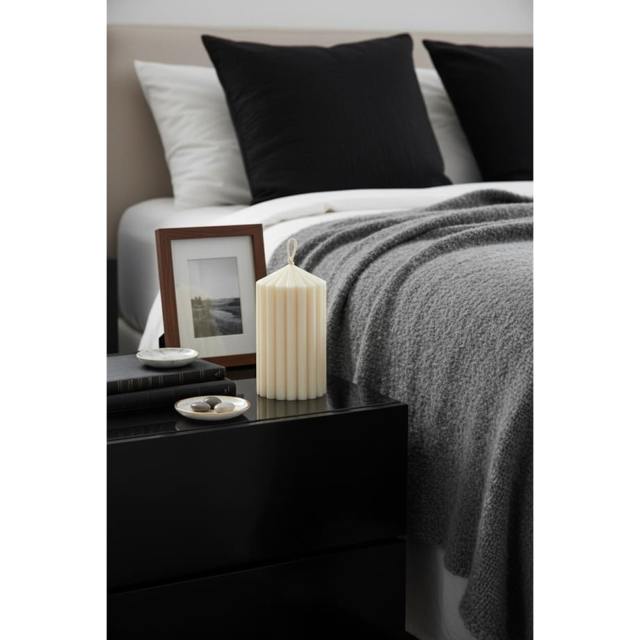 Świeca sojowa Pillar M – ręcznie wykonana dekoracja z naturalnego wosku o geometrycznej formie