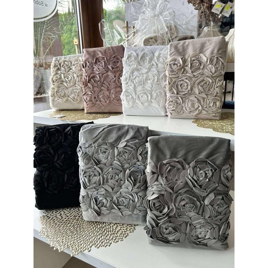 Zasłona welurowa "royal roses" z wyszywanymi różami 140x250 cm przelotka | róż