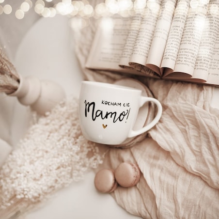 Biały kubek porcelanowy 300 ml - napis kocham cię mamo ze złotym sercem na dzień matki dla mamy