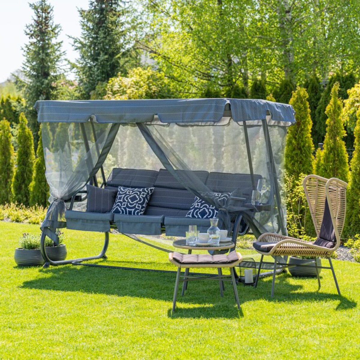Grafitowa huśtawka ogrodowa z moskitierą Ines