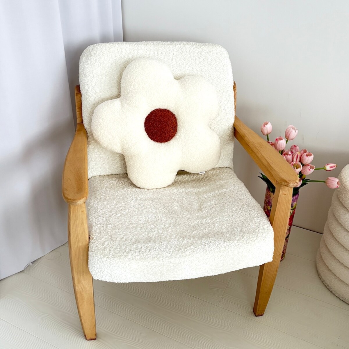 Poduszka boucle duży Kwiatek biały / rudy