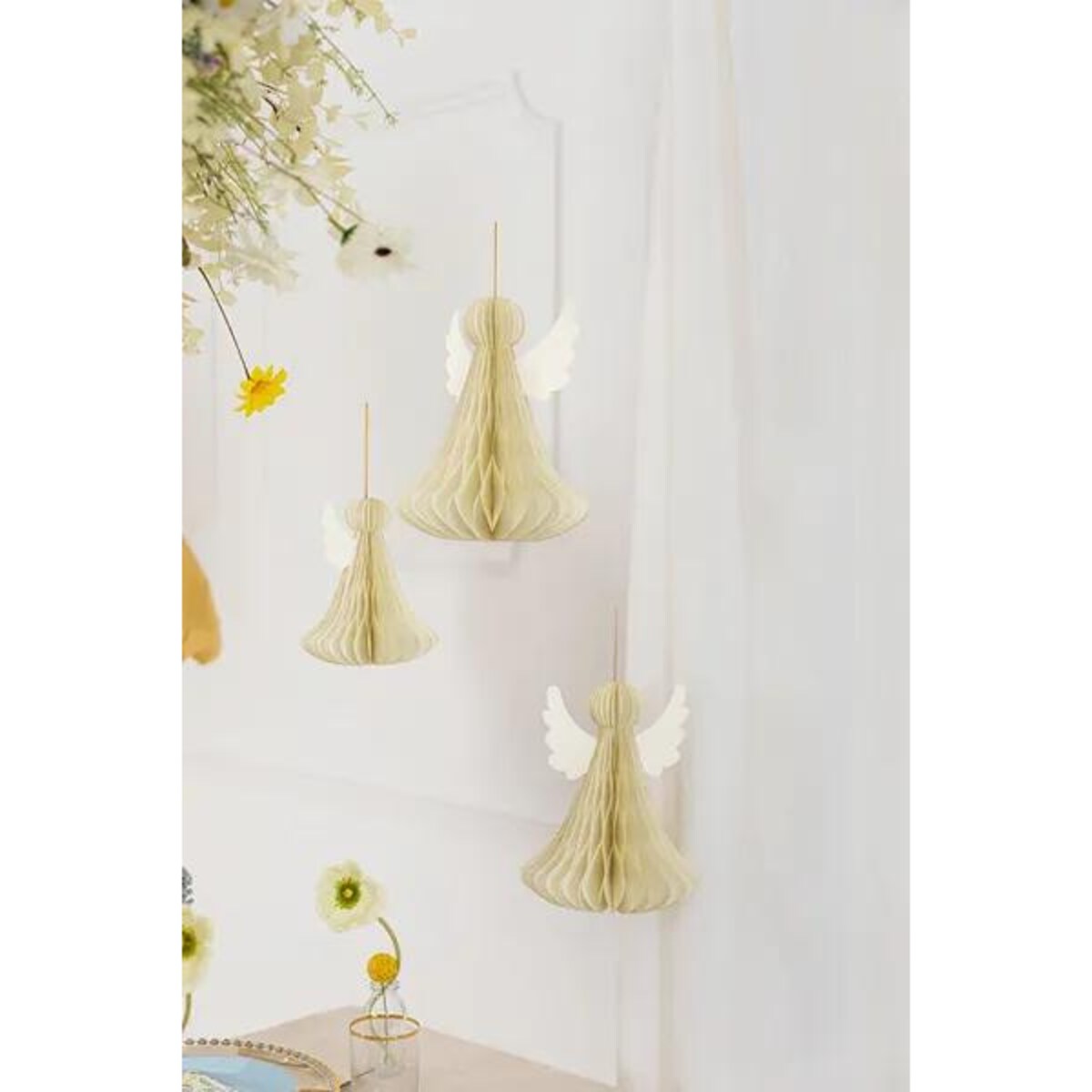 Dekoracja papierowa honeycomb Aniołek, kość słoniowa, 15 cm