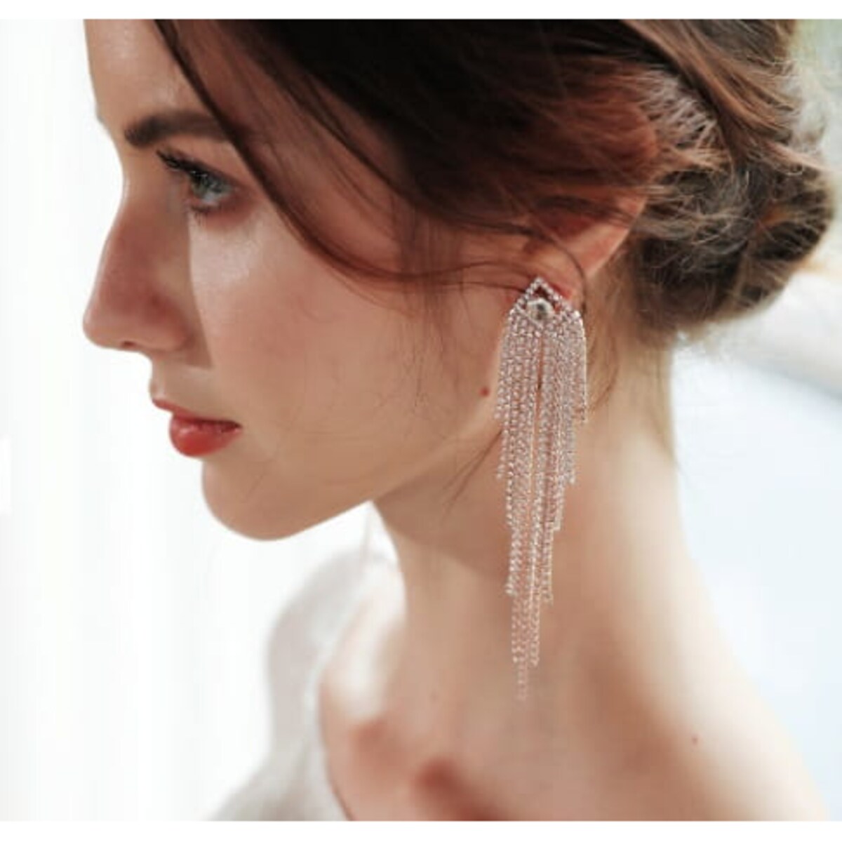 Długie wiszące złote kolczyki wieczorowe diamenciki błyszczą