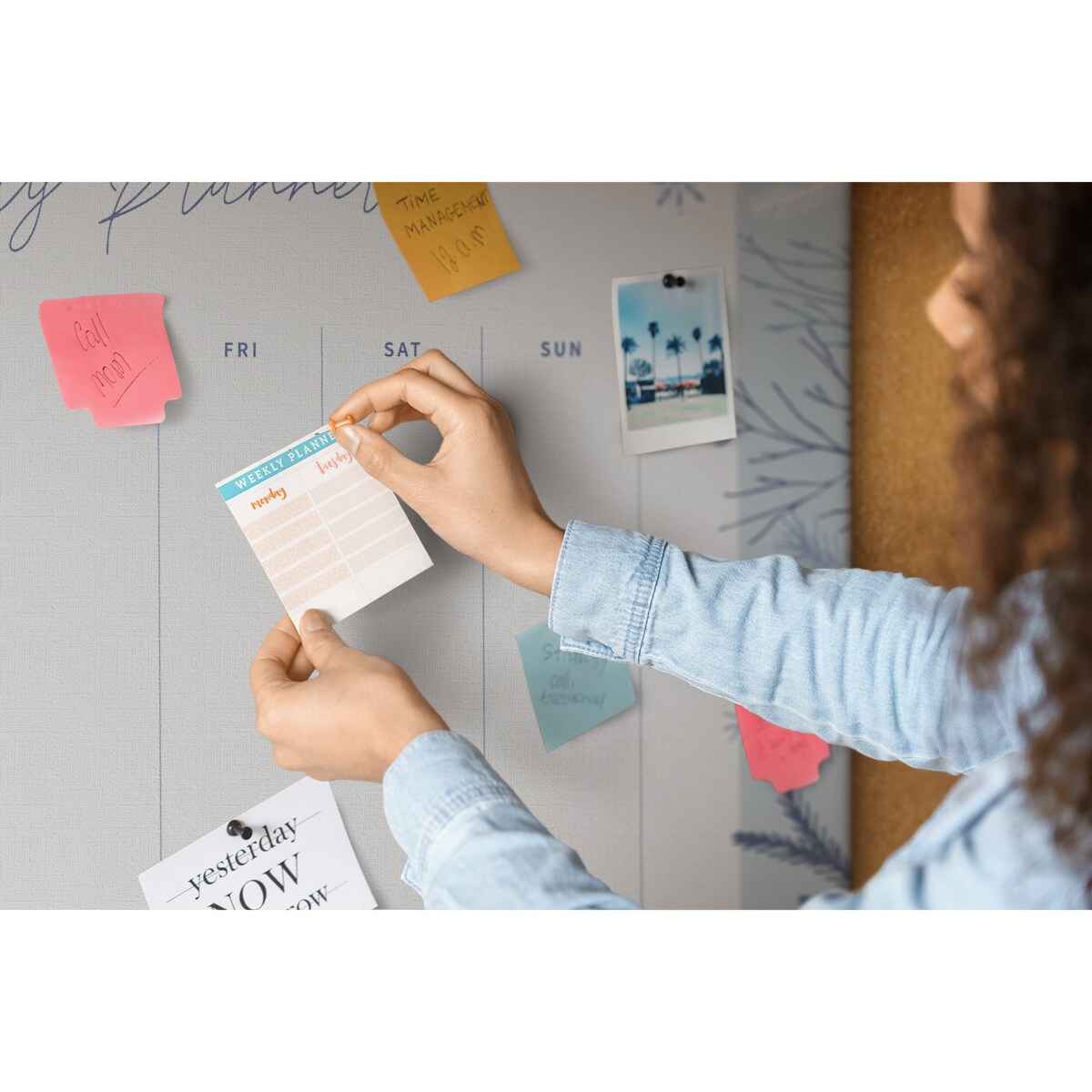 Tablica korkowa Planer tygodniowy 140x100cm - drewniane pinezki