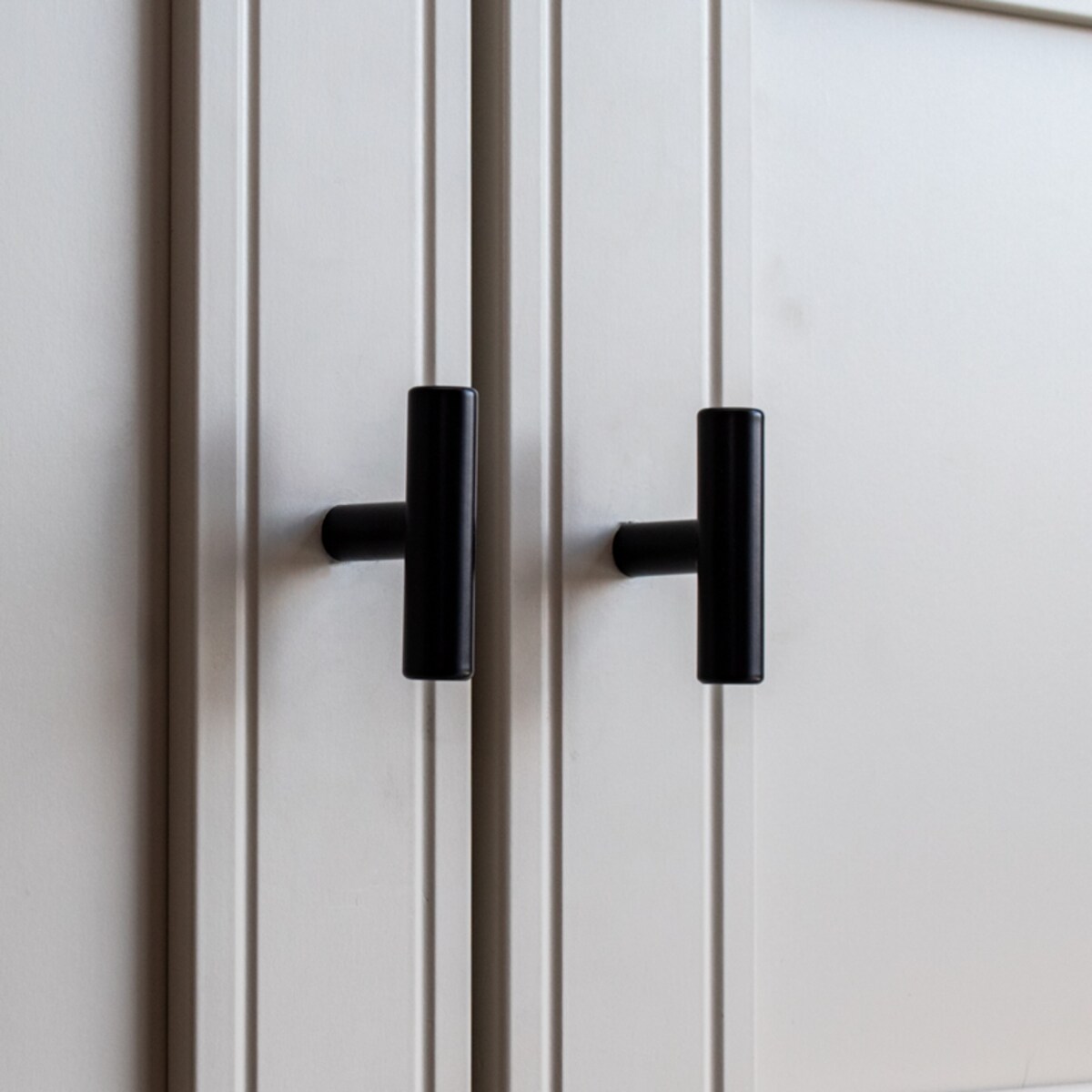 Gałka meblowa czarna klasyczna podłużna uchwyt meblowy loft